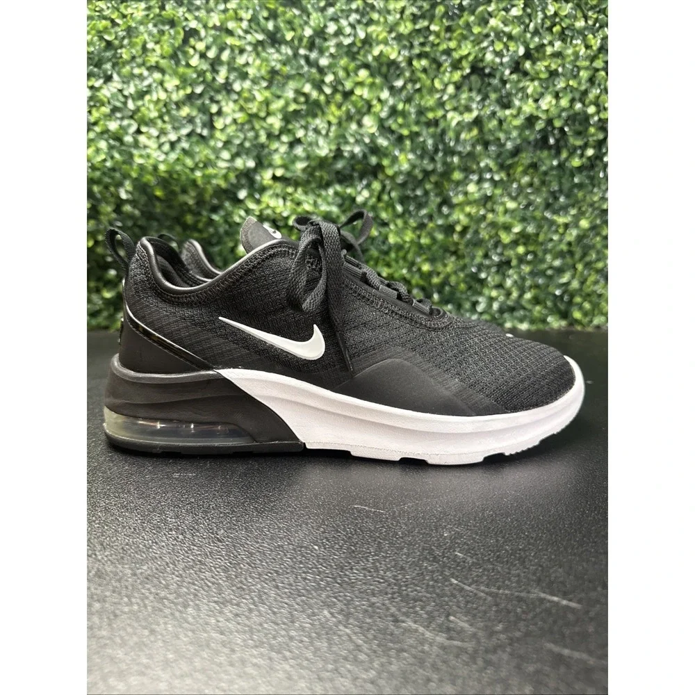Nike Air Max Motion 2 Black White Shoes Womens Size 7 Sneakers